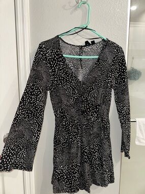 Roxy Black & White Patterned V-Neck Long Sleeve Romper